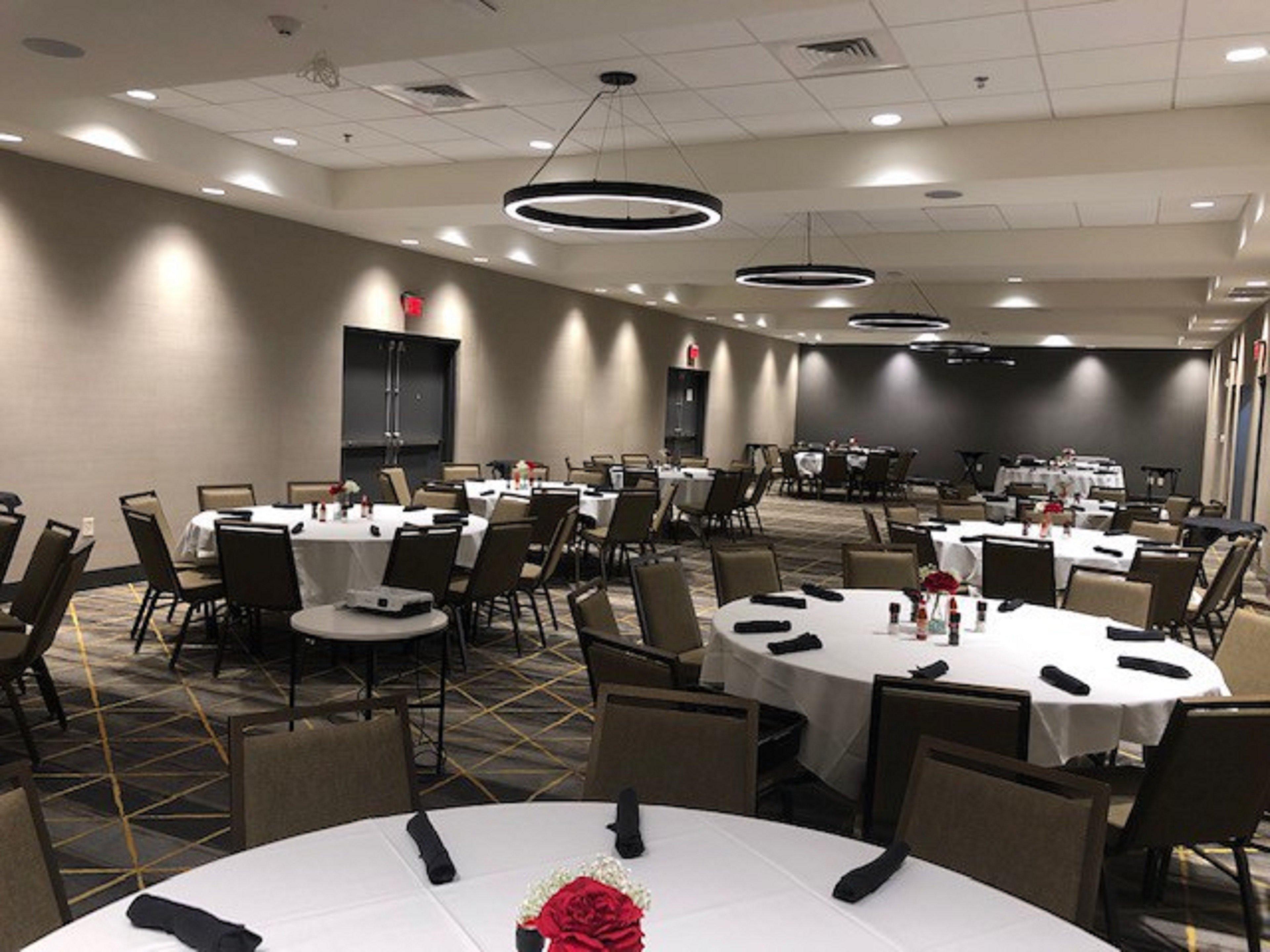 Holiday Inn & Suites - Fayetteville W-Fort Bragg Area By Ihg Ngoại thất bức ảnh