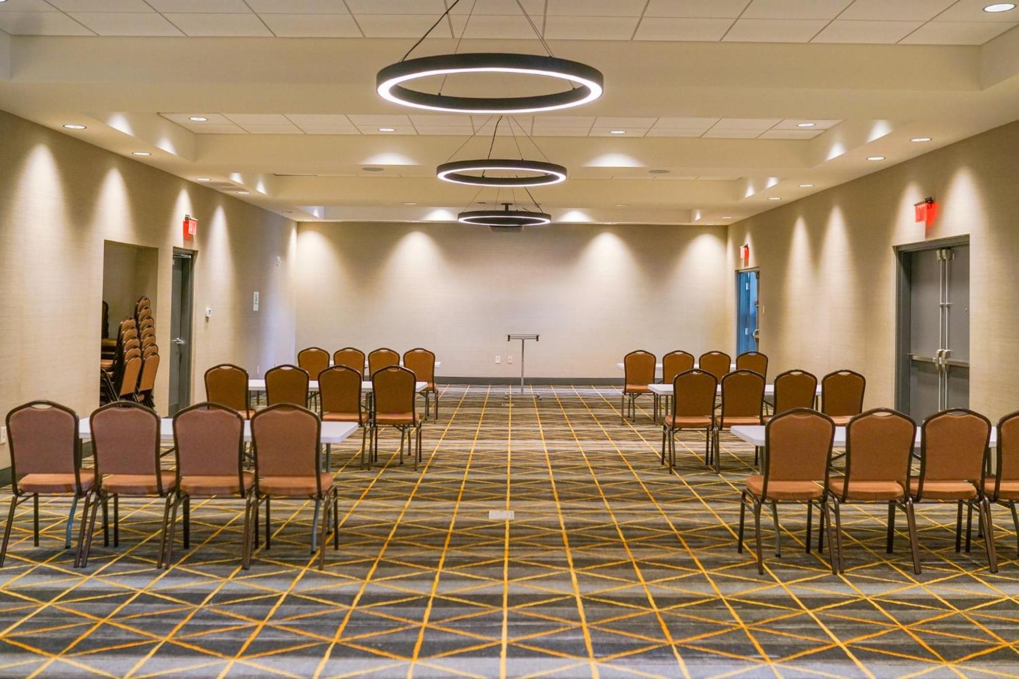 Holiday Inn & Suites - Fayetteville W-Fort Bragg Area By Ihg Ngoại thất bức ảnh